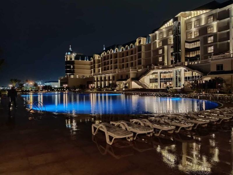 Tolip El Forsan Hotel Ismailia Eksteriør bilde The hotel at night