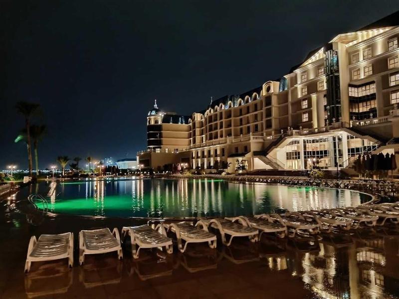 Tolip El Forsan Hotel Ismailia Eksteriør bilde The hotel at night