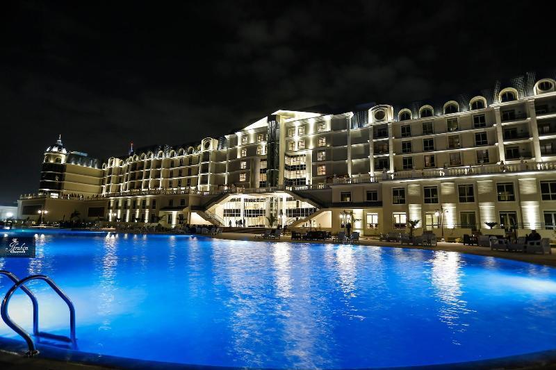Tolip El Forsan Hotel Ismailia Eksteriør bilde The hotel at night